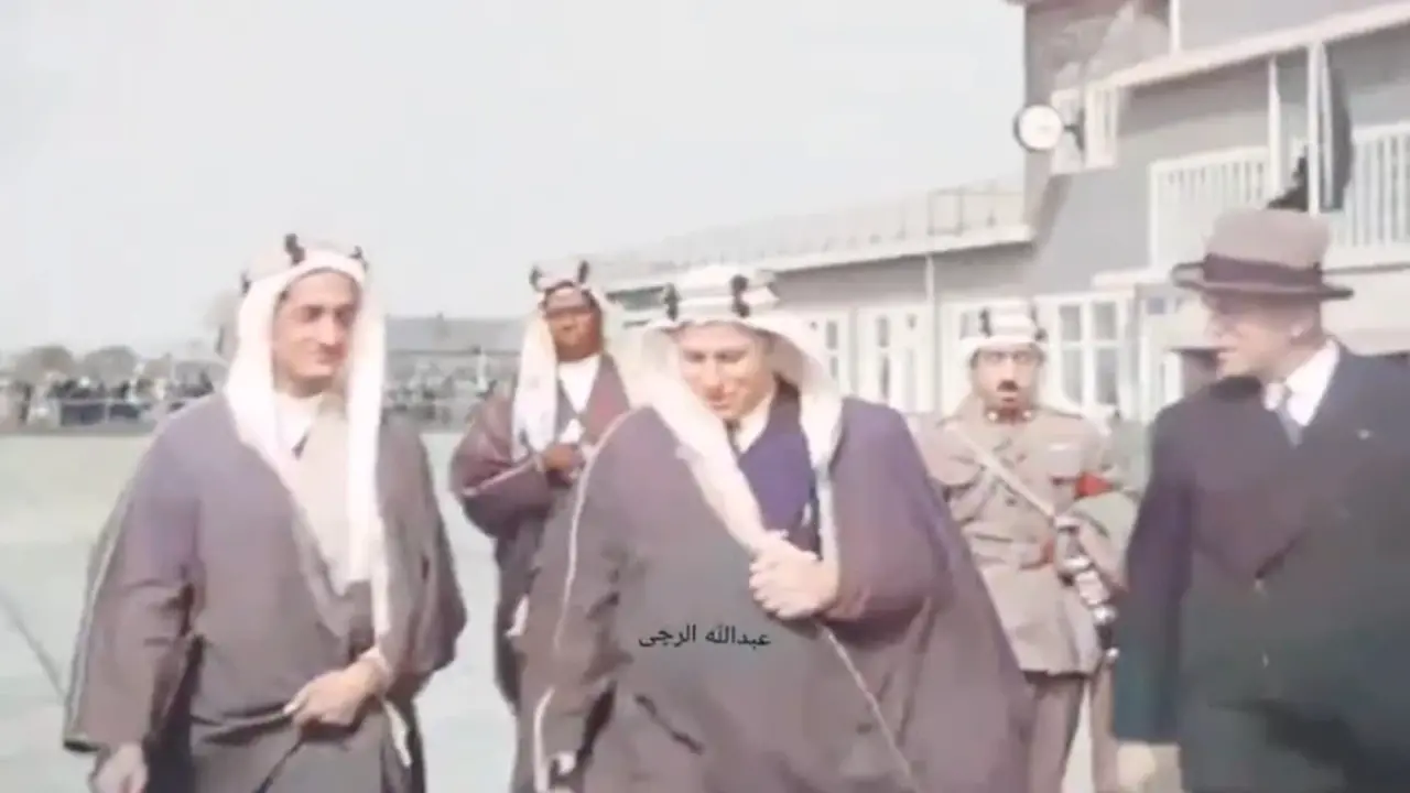 فيديو نادر.. الملك فيصل في زيارة لفرنسا وبرفقة شخصين كُشف عن أسمائهما